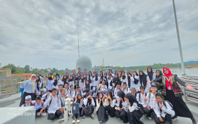Murid SMPN 12 Kendari Antusias Kunjungi Kapal Perang KRI Teluk Ende